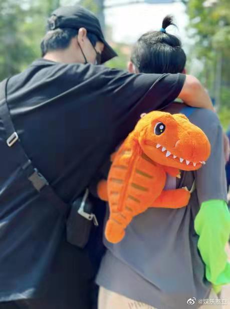 盤點環球影城偶遇明星生圖,白敬亭似商務精英,林依輪兼職賣貨? 盤點環球影城偶遇明星生圖,白敬亭似商務精英,林依輪兼職賣貨?