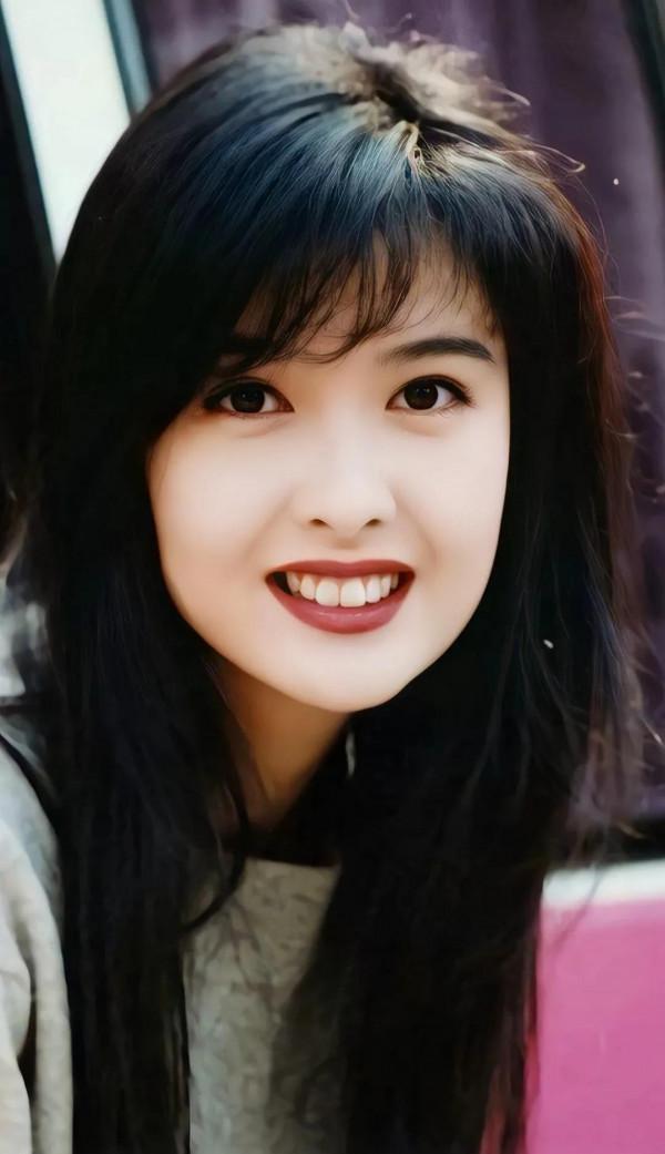 年輕時候的周慧敏也是一個大美人兒，長相給人一種很舒服的感覺