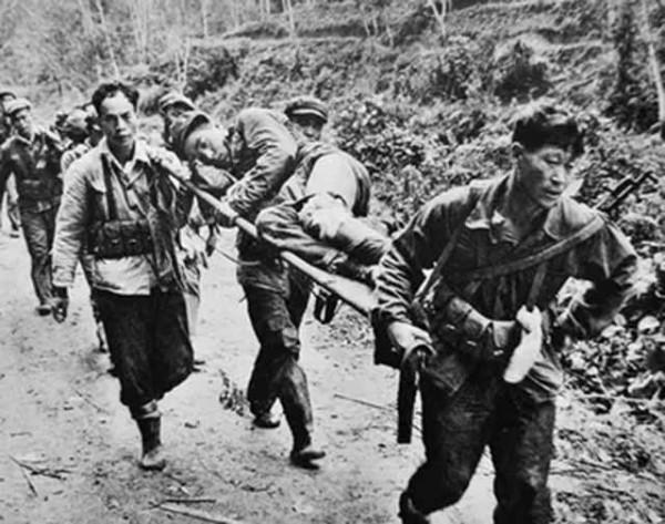 84年，越軍罵陣還朝哨所尿尿，駱科邦一擊將其斃命，越南懸賞3萬