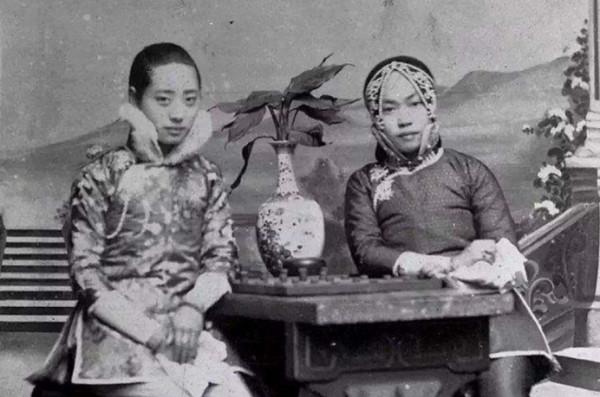 民國一農婦回憶：“賣大炕”女子“工作”時，丈夫抱孩子出門等候