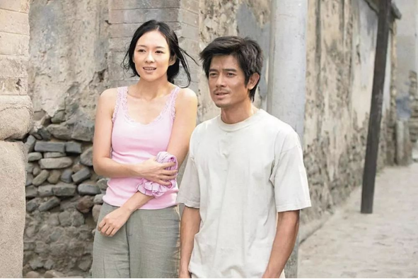 章子怡曬一家五口出遊照，16歲繼女女大十八變，小兒子現場秀畫藝