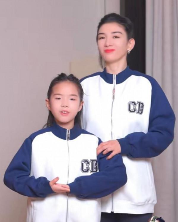 黃奕女兒大逆襲!穿運動裝唱紅歌好端莊,氣質美貌變化大像女明星 黃奕女兒大逆襲!穿運動裝唱紅歌好端莊,氣質美貌變化大像女明星