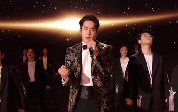 湖南衛視跨年：新人主持全部翻車，龔俊自嘲動作大，王一博發胖