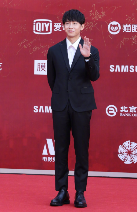 北影節紅毯：楊穎美背搶鏡，佟麗婭仙氣絕美，都不及鞏俐比耶吸睛