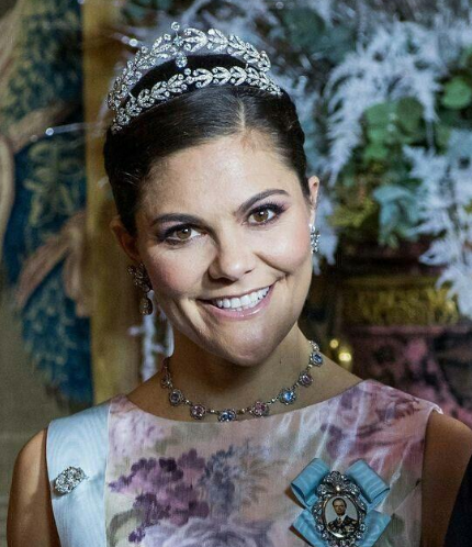 瑞典的第五任女王，自信笑容很治癒，時尚服飾搭配珠寶更加迷人
