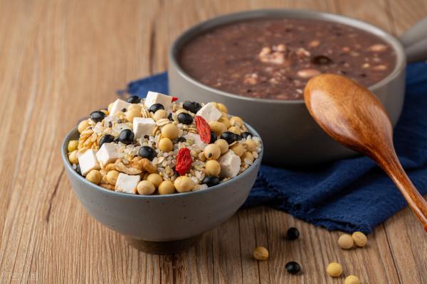 早上喝粥和豆漿哪種好？先明白兩者營養價值有何不同