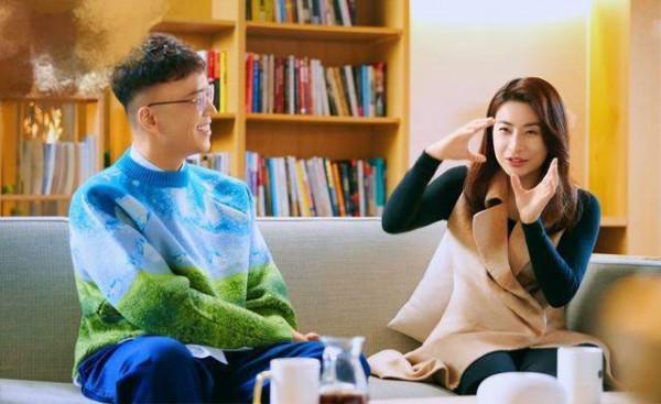 郭晶晶近照顏值開掛！穿白襯衣帶老公高調亮相，照樣不穿大牌太牛