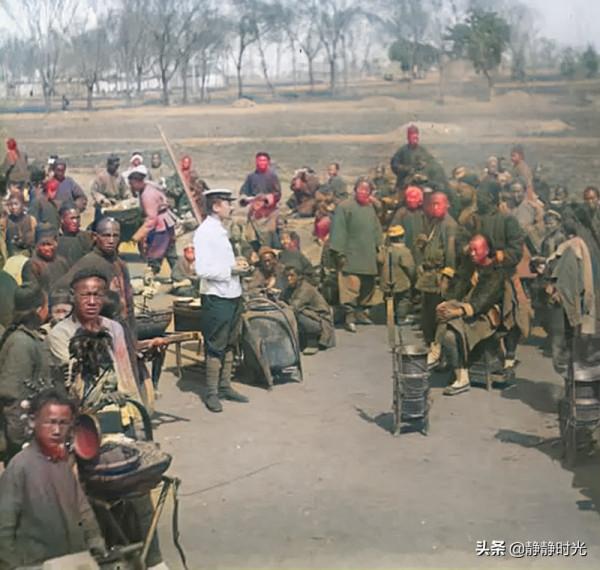 晚清老照片：大刀長三米多，囚犯戴枷鎖下跪，洋人逛集市