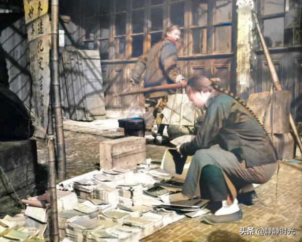 晚清老照片:男子扛著銅錢逛街,妃子樣貌醜,老虎被眾人圍觀 晚清老照片:男子扛著銅錢逛街,妃子樣貌醜,老虎被眾人圍觀