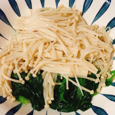 低脂低卡,超級過癮巨下飯的菠菜拌金針菇 低脂低卡,超級過癮巨下飯的菠菜拌金針菇