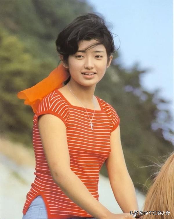 山口百惠的&OpenCurlyDoubleQuote;秀雅&rdquo;藏不住，穿素衣驚豔時光，晚年依舊端莊優雅