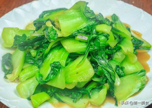青菜怎麼炒翠綠不出水？牢記這“4點”，青菜好看又好吃