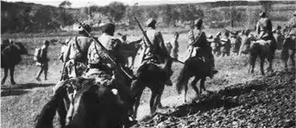 西南軍區司令員賀龍出外視察遭遇土匪襲擊,賀炳炎接令後緊急馳援 西南軍區司令員賀龍出外視察遭遇土匪襲擊,賀炳炎接令後緊急馳援