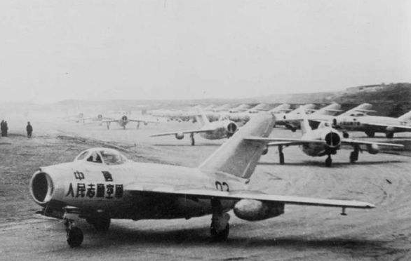 中美朝鮮大戰,麥克阿瑟要炸燬鴨綠江大橋,美國總統連忙反對 中美朝鮮大戰,麥克阿瑟要炸燬鴨綠江大橋,美國總統連忙反對