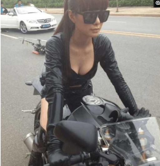 沈夢辰駕駛重機車,霸氣側漏 沈夢辰駕駛重機車,霸氣側漏