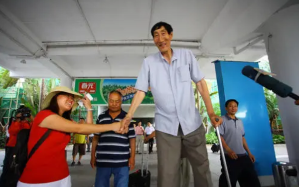 “中國巨人”鮑喜順，不顧醫生勸阻，57歲生下兒子，如今怎樣了？