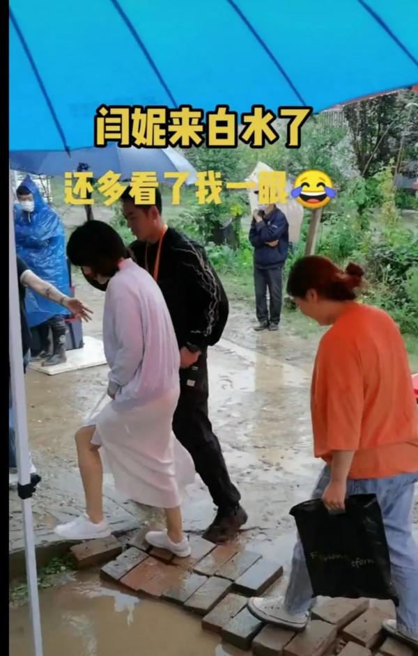 閆妮來鄉下工作,穿的比同齡人年輕時髦,但一看臉還沒素人漂亮 閆妮來鄉下工作,穿的比同齡人年輕時髦,但一看臉還沒素人漂亮