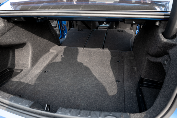 高功率、長軸距，運動家用兩面兼顧——二手寶馬330Li