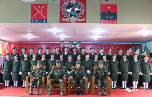 緬甸德昂軍35名新畢業女軍官集體亮相