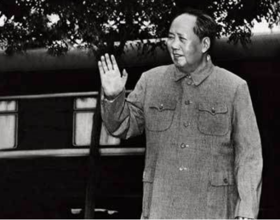 1957年周總理宴請外賓，丸子中吃出了一片金屬，後廚緊急開會研究