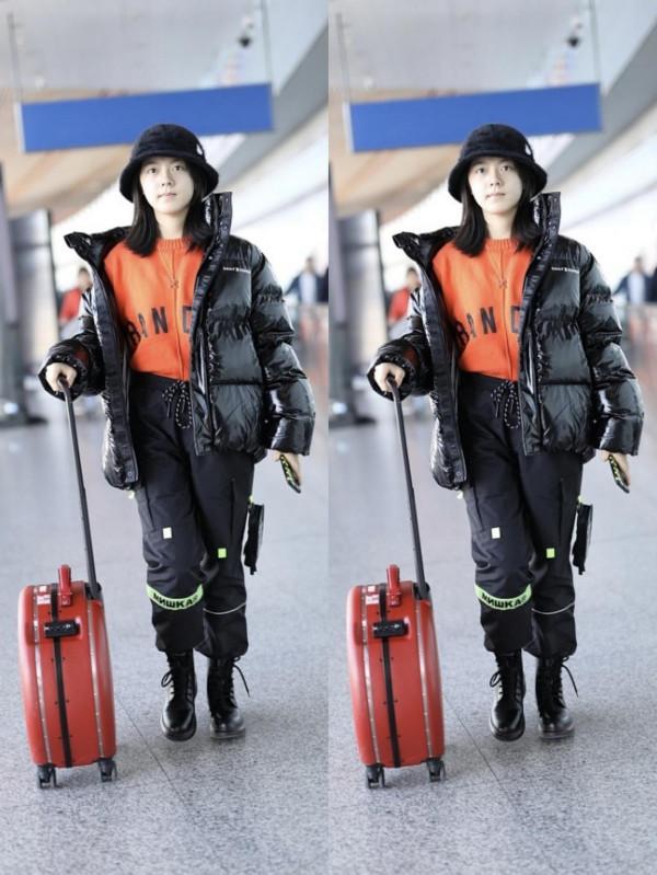 趙今麥仗著自己年紀小,素顏出門面板也挺好的,一身打扮挺帥氣 趙今麥仗著自己年紀小,素顏出門面板也挺好的,一身打扮挺帥氣