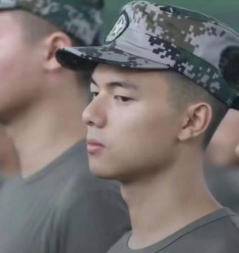 學生與明星撞臉是什麼體驗?大一新生軍訓照火了,學校或成大贏家 學生與明星撞臉是什麼體驗?大一新生軍訓照火了,學校或成大贏家