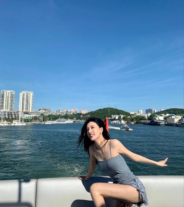 By2姐姐孫涵氣質佳，隨便穿也很美，雖被妹妹拖累缺依舊低調努力