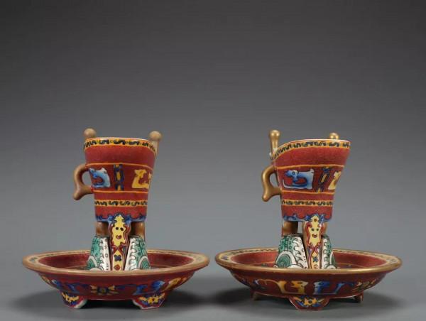 清-乾隆 琺琅彩爵杯一套規格：高帶底座高13.8cm 杯淨高11.8cm 寬7cm