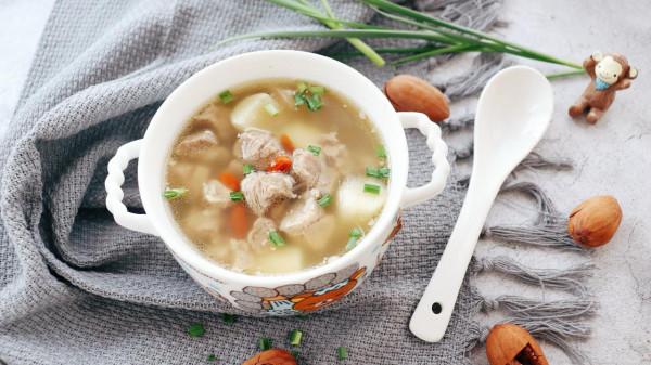 冬季宜溫補，羊肉與3味藥材熬湯，溫中補血、養肝補虛效果好