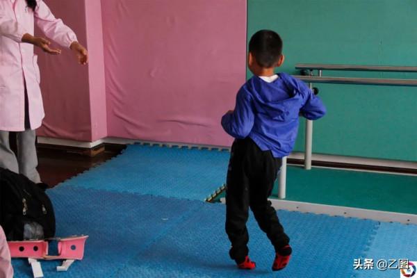 大山裡女人生娃有多難？雲南孕婦羊水破了，路上耽誤太久生悲劇