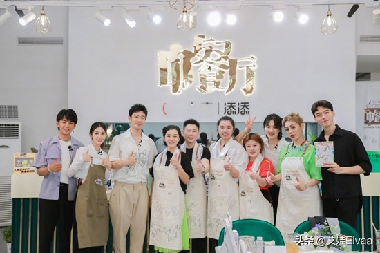 黃曉明44歲生日真隆重，穿1萬毛衣打扮奢侈，豪宅同baby不分伯仲