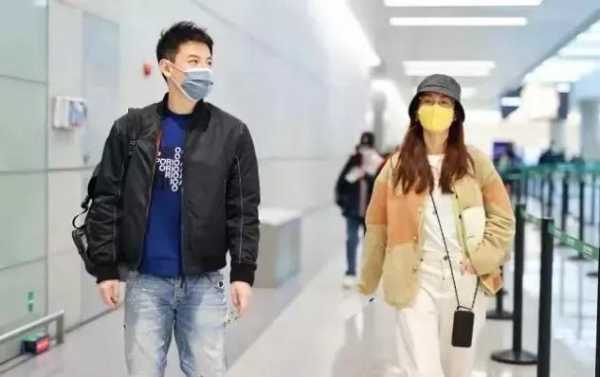 呂一和老公亮相機場，搭配拼接外套走休閒風，錢泳辰的髮型挺時髦