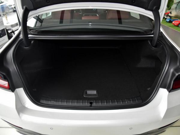 1.5L油耗大尺寸豪華行政轎車，靜謐價格低，帶你看寶馬5系新能源