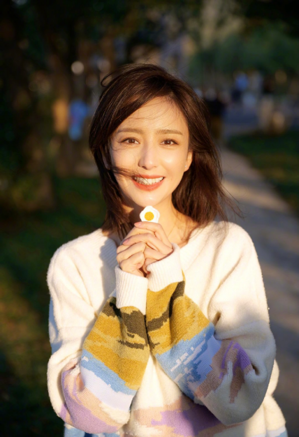 佟麗婭白色渲染毛衣簡約時尚，青春洋溢如鄰家女孩