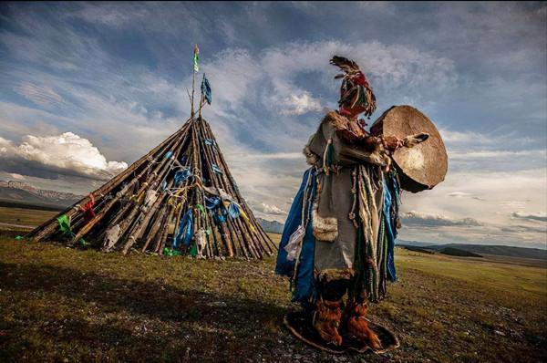 2003年，內蒙古發現巨大紅棺，紅棺內躺有一具女屍