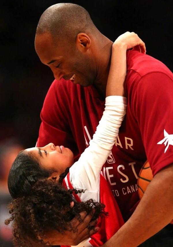 一年多了，為什麼我們仍在緬懷科比？