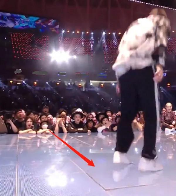 《街舞》全球直播翻車！地板鬆動事故頻發，王一博乾嘔張藝興胃疼