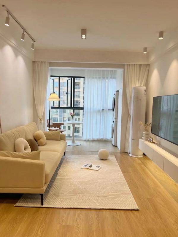 她家72平米，全屋不弔頂，不做背景牆，簡約耐看又顯大，人見人誇