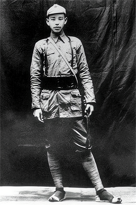 大授銜時，他是職位最高的開國中將，舅舅授元帥，大舅哥後成主席