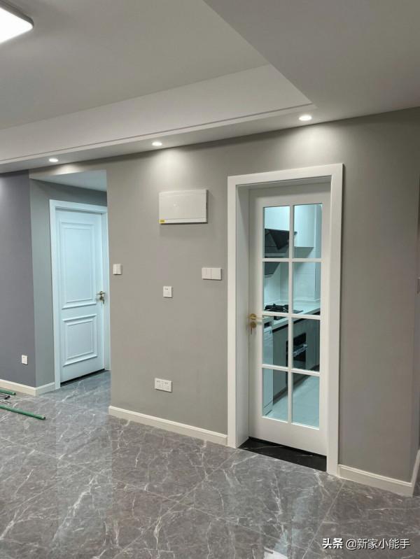 她家花了20萬裝修，全屋網紅灰，漂亮又耐髒，木匠打櫃子也很滿意