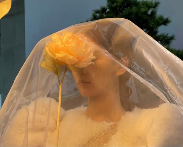 劉詩詩最新時尚大片出爐，以牡丹花為主題，美女和鮮花果然最配