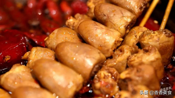 一碗麵要十種小料配，難怪有吃貨說吃起來巴適得很