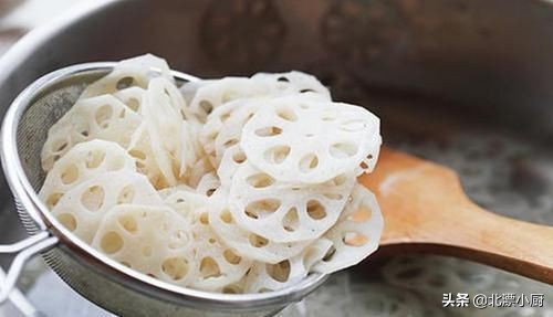 蓮藕焯水只加白醋，難怪還發黑？只需多加1味料，蓮藕白淨脆爽