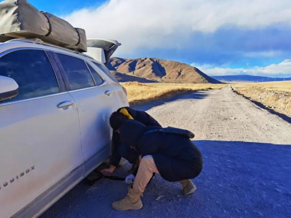 穿越西藏阿里中線,地上只有車轍印,這種路就是轎車能力的極限 穿越西藏阿里中線,地上只有車轍印,這種路就是轎車能力的極限