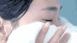 女人想偷懶不塗護膚品，洗完臉做好3點，面板細膩又水潤