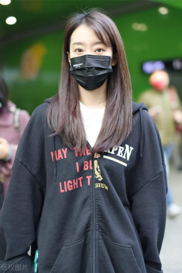 張小斐黑色拉鍊衛衣牛仔褲低調現身 長髮披肩溫溫柔柔