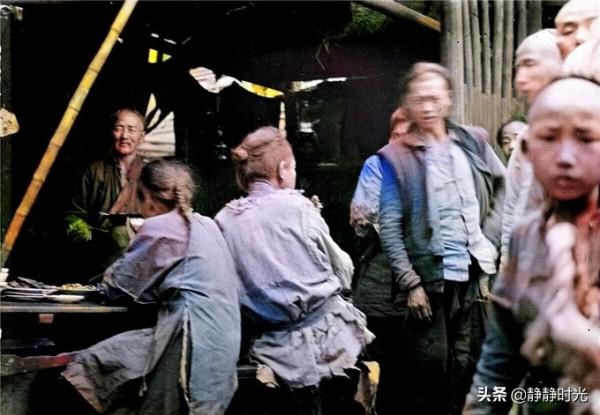 晚清老照片：太監抬著總統女兒去見慈禧太后，男子辮子長到挨地