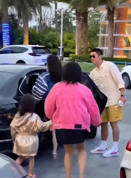 杜江二胎女兒疑曝光，身穿碎花裙，身高快到霍思燕肩膀