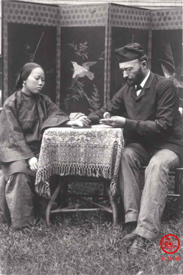 晚清老照片：19歲女孩病癒出院開心到飛起，居民遇大火房倒屋塌