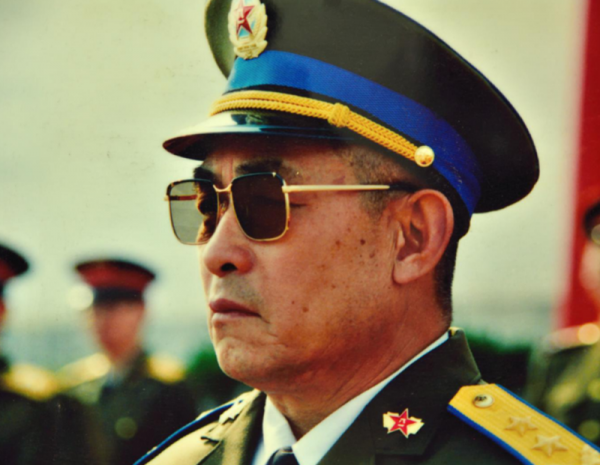 成都軍區的第一任空軍司令員，62歲授中將，65歲被免職後退役